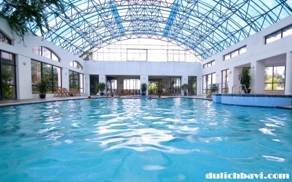 Bể bơi trong nhà khu tản đà Spa Resort
